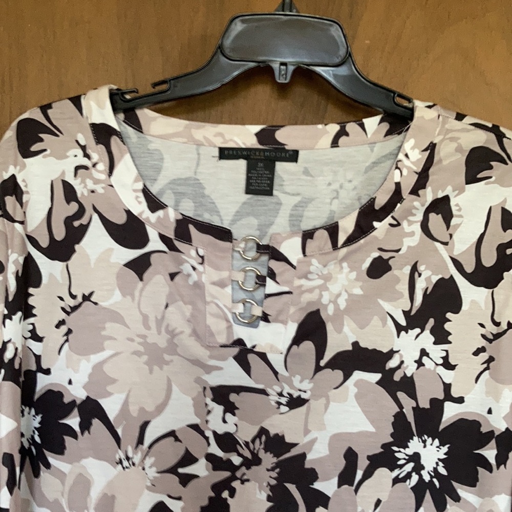Preswick & Moore top floral print w detail at neckline neutral  3X - Picture 16 of 17